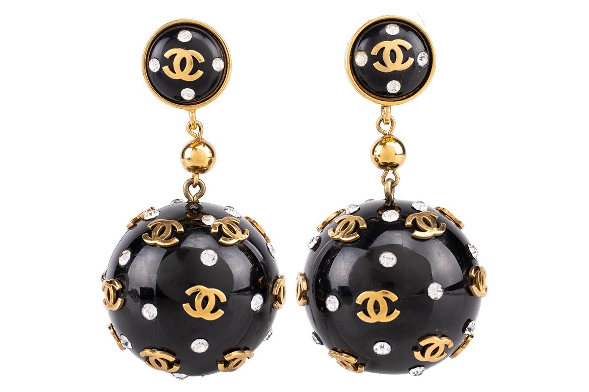 Chanel - a pair of swing earrings