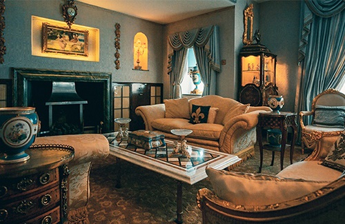 Lounge full of antiques