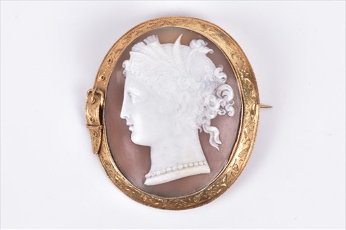 Lot 550 - An unusual cameo brooch of oval form,...