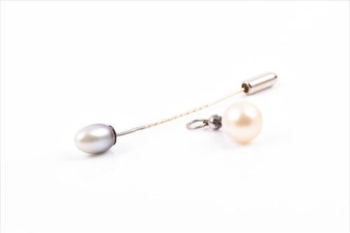 Lot 651 - A yellow metal and grey pearl stick pin...