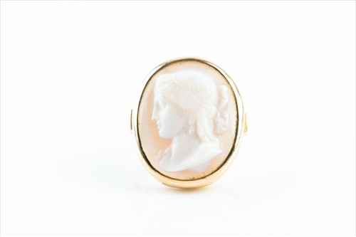 Lot 512 - A yellow metal and onyx cameo ring set with a...