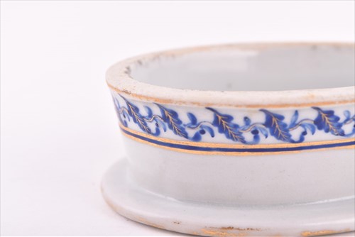 Lot 173 - A pair of Chinese Qianlong period blue and...