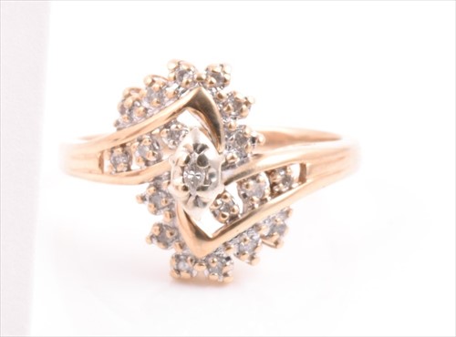 Lot 512 - A yellow metal and diamond crossover cluster...