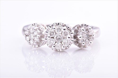 Lot 542 - A white metal and diamond ring set with three...