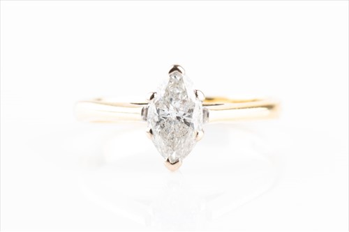 Lot 422 - An 18ct yellow gold and diamond ring set with...