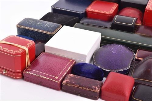 Lot 663 - A large group of antique and modern jewellery...