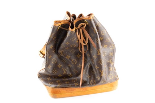 Lot 257 - A Louis Vuitton bucket handbag with...