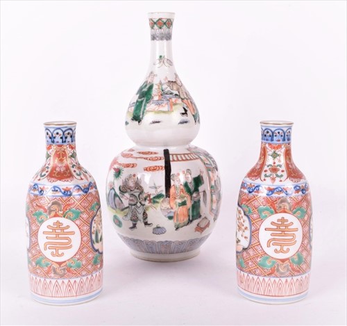 Lot 188 - A Chinese famille verte gourded vase decorated...