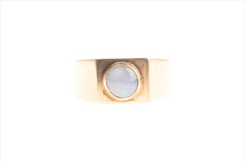 Lot 587 - A gents yellow gold and star sapphire ring...