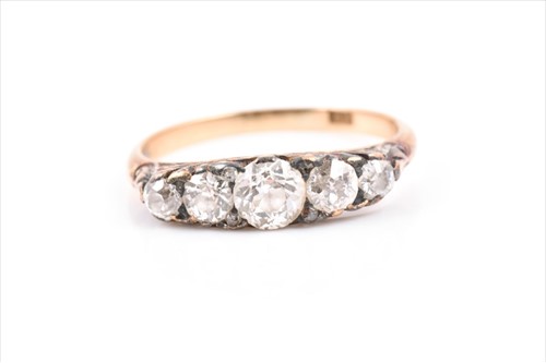 Lot 494 - An 18ct yellow gold and diamond ring set with...