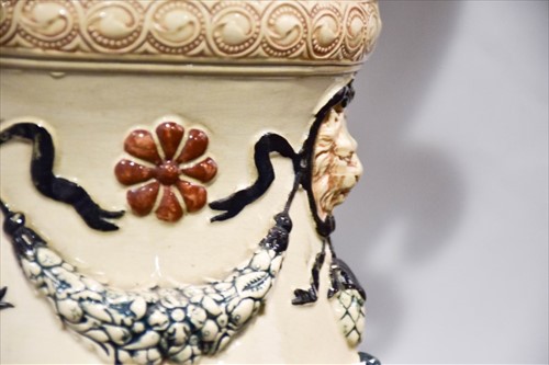 Lot 186 - A large Continental majolica jardiniere on...