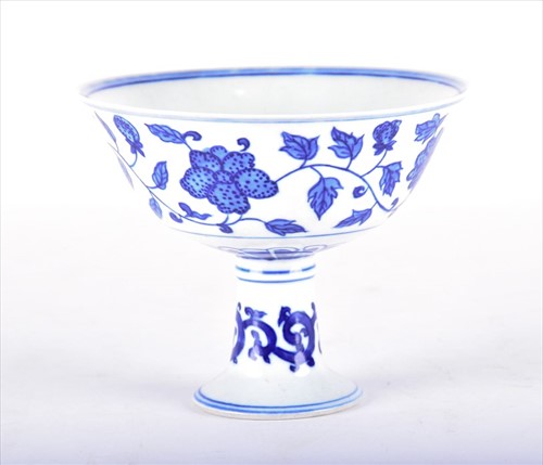 Lot 203 - A Chinese Qing dynasty blue and white...