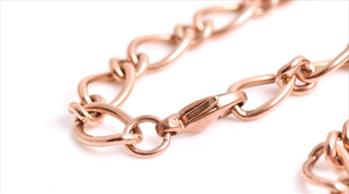 Lot 668 - A 9ct rose gold flattened figaro link chain...