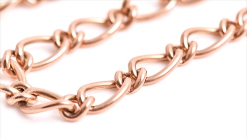 Lot 668 - A 9ct rose gold flattened figaro link chain...