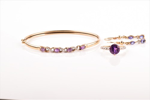 Lot 563 - A 9ct yellow gold and amethyst ring with...