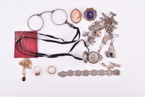 Lot 541 - A Victorian yellow metal and garnet pendant...