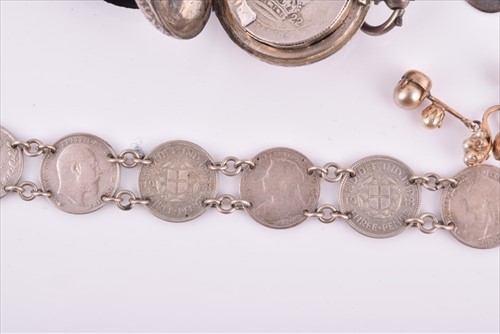 Lot 541 - A Victorian yellow metal and garnet pendant...