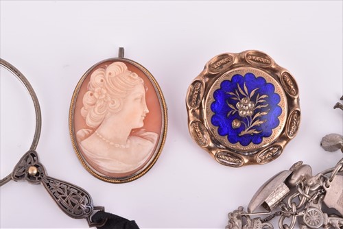 Lot 541 - A Victorian yellow metal and garnet pendant...