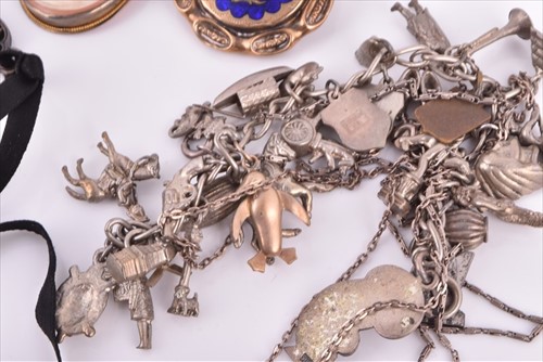 Lot 541 - A Victorian yellow metal and garnet pendant...