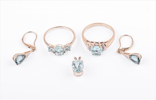 Lot 448 - A 9ct yellow gold andÂ blue topaz ring set...