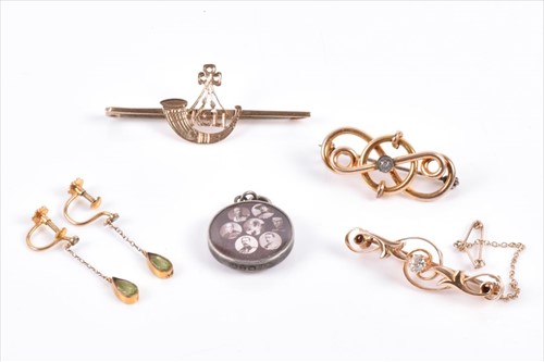 Lot 595 - A yellow metal and diamond bar brooch together...