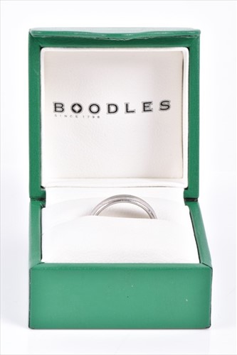 Lot 575 - Boodles. A gentleman's platinum wedding band...