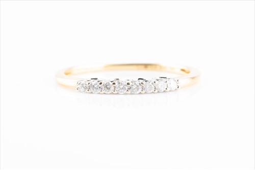 Lot 567 - An 18ct yellow gold and diamond ring set with...