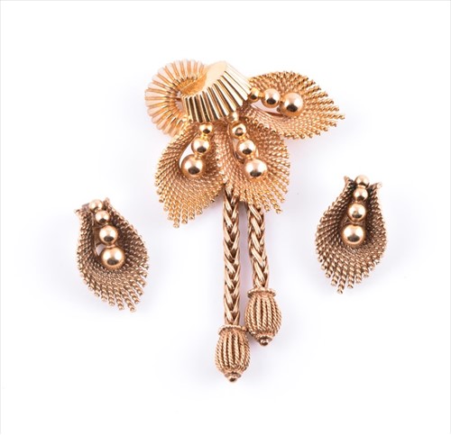 Lot 540 - A 9ct yellow gold brooch and earring set in...