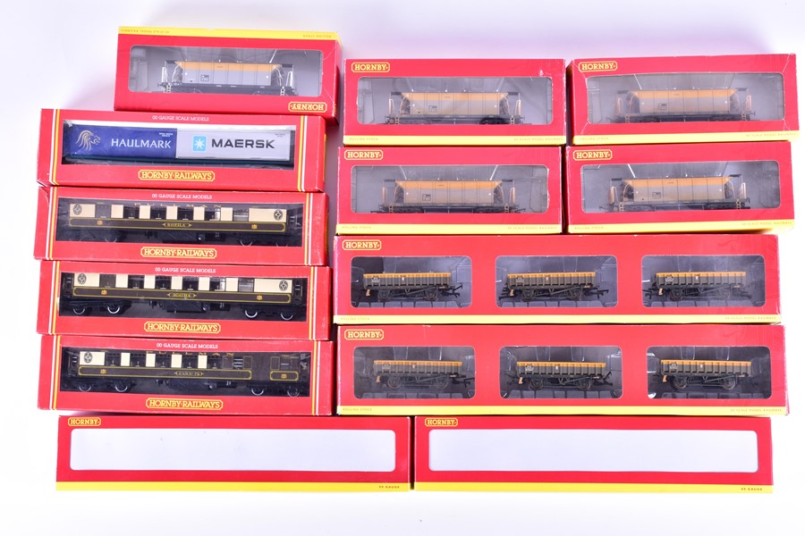 Lot 296 - A collection of Hornby Railways boxed OO