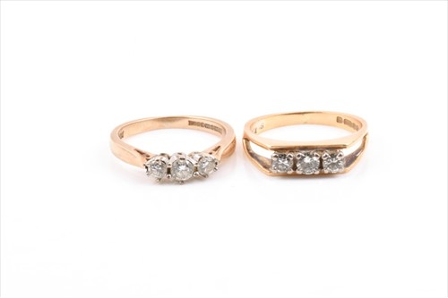 Lot 572 - An 18ct yellow gold and diamond ring the...