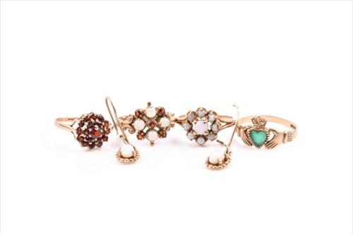 Lot 574 - A 9ct yellow gold, garnet, and opal cluster...