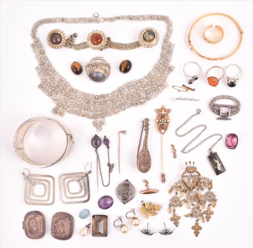 Lot 561 - A group of antique and vintage jewellery items...