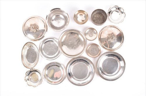Lot 482 - A group of silver, plated, and white metal...