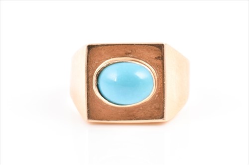 Lot 553 - A yellow metal and turquoise ring in the...