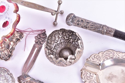 Lot 453 - A small collection of novelty silver pieces to...