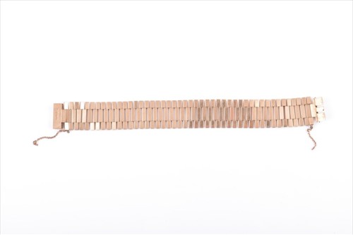 Lot 530 - A 9ct yellow gold flat-link articulated...