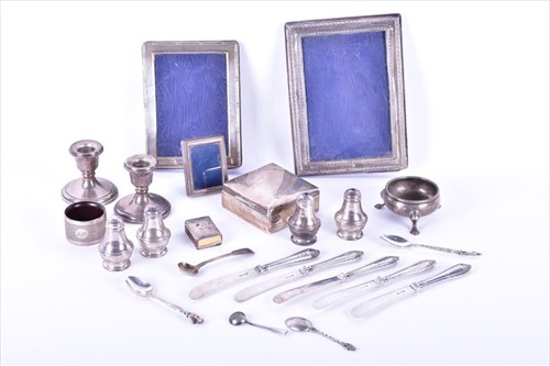 Lot 453 - A mixed collection of silver items to include...