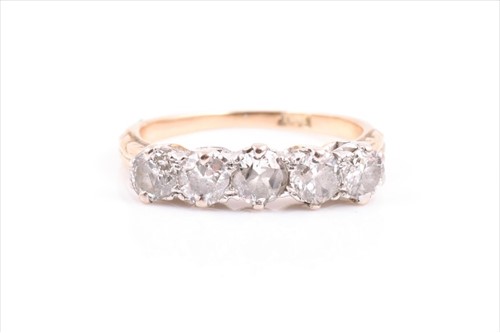 Lot 606 - An 18ct yellow gold and diamond ring set with...