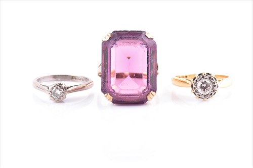 Lot 686 - An 18ct yellow gold and diamond ring...