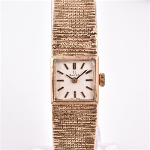 Lot 419 - An Omega ladies 9ct yellow gold wristwatch the...