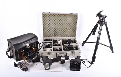 Lot 341 - A quantity of cameras and photographic...