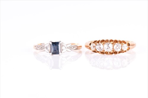 Lot 685 - An 18ct yellow gold and diamond ring set with...