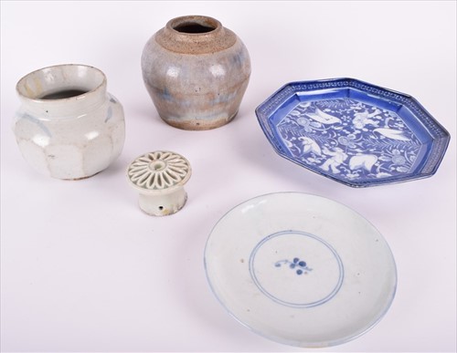 Lot 185 - A group of Chinese ceramics to include a blue...