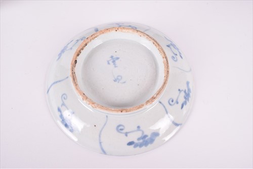 Lot 185 - A group of Chinese ceramics to include a blue...