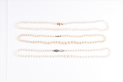 Lot 534 - A cultured pearl necklace with 9ct yellow gold...