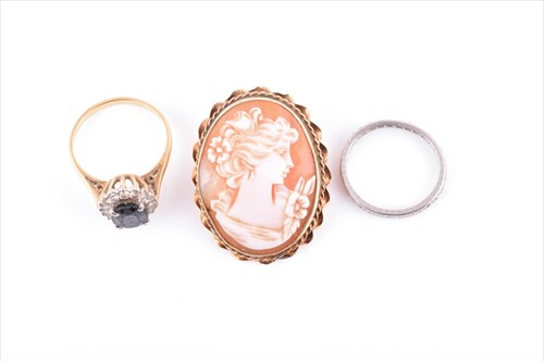 Lot 668 - A 9ct yellow gold mounted cameo brooch...