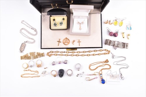 Lot 84 - A group of yellow metal and costume jewellery...