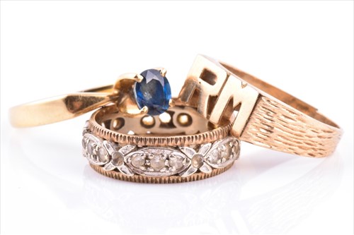 Lot 646 - A yellow metal and blue sapphire ring the oval-...