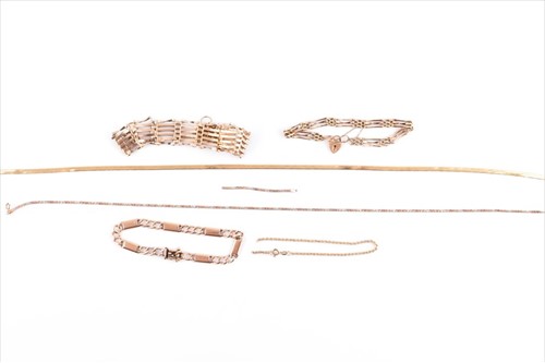 Lot 651 - A group of jewellery items to include a yellow...