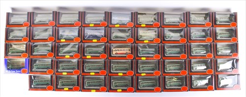 Lot 254 - A large quantity of EFE model buses largely...